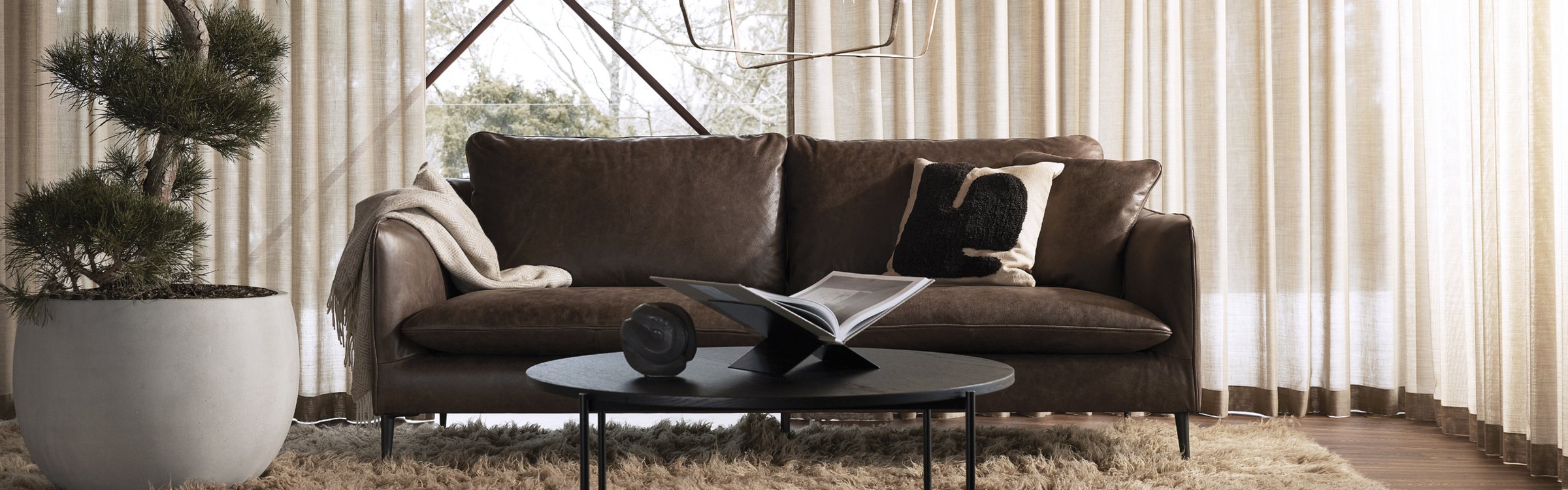 Vilmers Linden-sofa i brunt skinn i lys stue